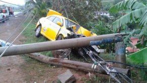 Taxi derriba postes y deja sin electricidad a sectores en La Chorrera