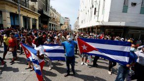 Manifestantes en apoyo al gobierno cubano se manifiestan, en una calle en La Habana.