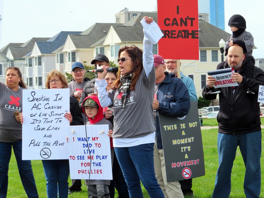 Unos 250 trabajadores de casinos se congregaron el martes en un parque cerca del océano para llamar a los legisladores a aprobar una propuesta de ley que pondría fin a la exención de los casinos de la prohibición de fumar en interiores públicos.