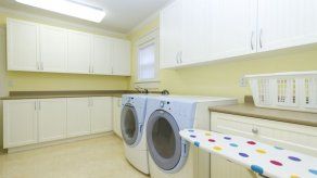 Tira a su hija en una lavadora funcionando