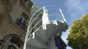 Un trozo de escalera de la torre Eiffel será subastado