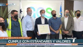 Stewart Tuttle entrega reconocimiento por excelencia corporativa a empresa en Colón