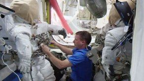 Dos hombres pasarán un año en órbita para estudiar evolución de sus cuerpos