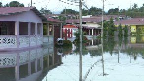 Barriada de Panamá Norte donde se abrió un hueco queda inundada