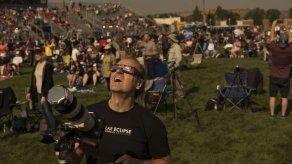 Pareja demanda a Amazon por lentes defectuosos para eclipse