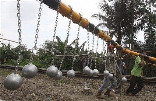 Indonesia pone trampas contra polizones en techos de trenes