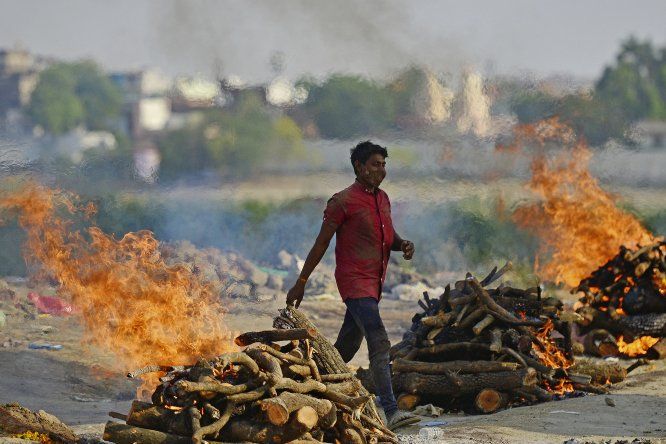 Los hospitales de&nbsp;India&nbsp;y su personal están sometidos a una gran presión debido a la segunda ola devastadora de la epidemia de coronavirus.