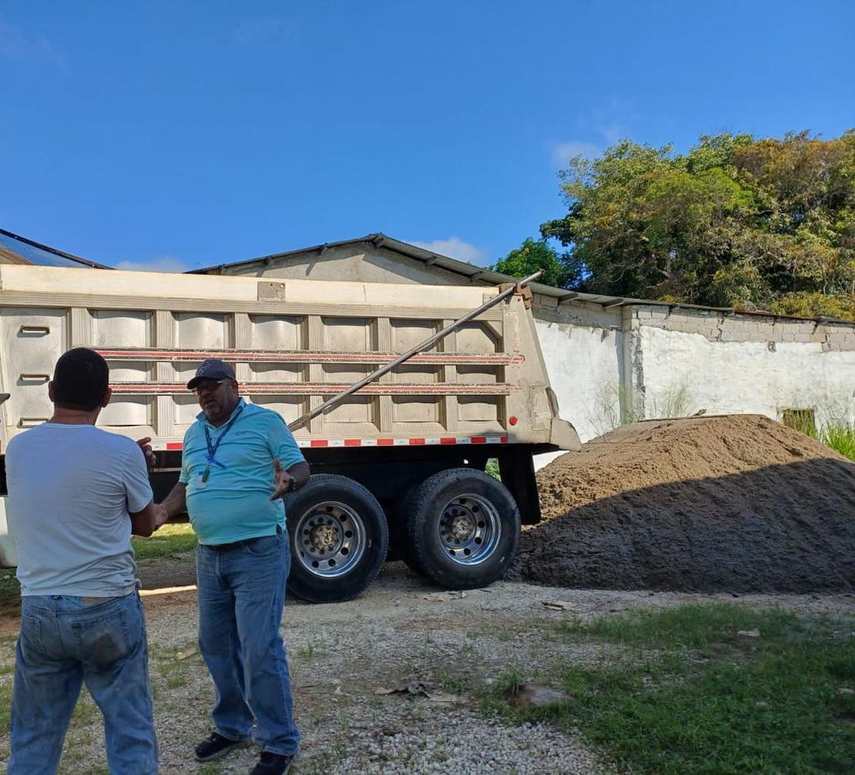 Personal de MiAmbiente junto al cambión&nbsp;