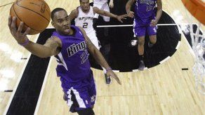 Bucks suman primer triunfo de visita; Kings sorprenden a Spurs