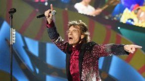Mick Jagger practica yoga aéreo para mantenerse en forma
