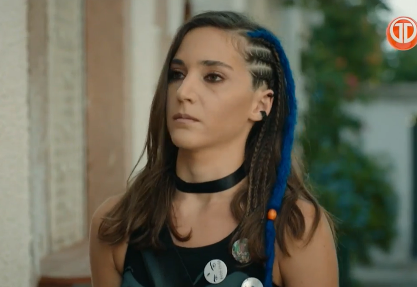 MUJERES | Derya se va a vivir lejos de casa