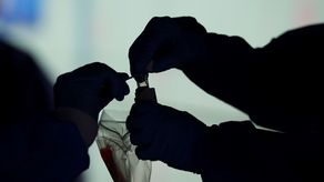 Personal de salud de Panamá realiza pruebas para detectar la COVID-19.
