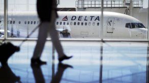 Familia es expulsada de avión de Delta