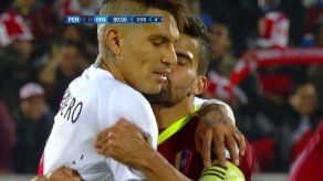 Perú gana con gol de Pizarro y Grupo C queda parejo