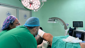 Policlínica de Santiago incorpora herramienta quirúrgica para cirugías ortopédicas ambulatorias.