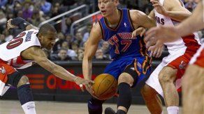 Lin anota la canasta de la victoria de los Knicks sobre Raptors