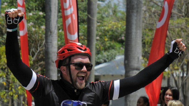 Miles de ciclistas cruzan el istmo de Panamá entre campeones y celebridades