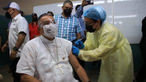 El arzobispo de Panamá recibe la primera dosis de la vacuna de Pfizer y BioNTech.