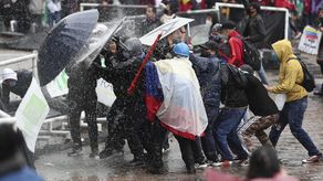 HRW documentó en un informe sobre las manifestaciones recientes en Colombia que la policía estaría detrás de al menos 25 muertes por disparos de arma de fuego, impacto de cartuchos de gas lacrimógeno y una golpiza.&nbsp;