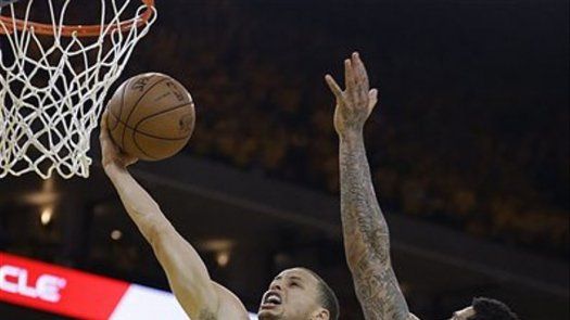 Curry encabeza ataque en victoria de Warriors