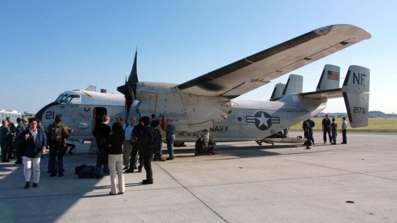 Rescatan a ocho de los once tripulantes de avión militar de EEUU accidentado