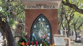 La tumba de Chespirito estuvo repleta de flores en este Día de los Muertos.