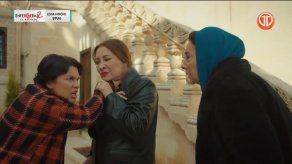 Zehra le coloca un cuchillo a Fusun en el cuello, ante la mirada de Azize.