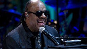 Acusados de extorsión contra Stevie Wonder serán enjuiciados