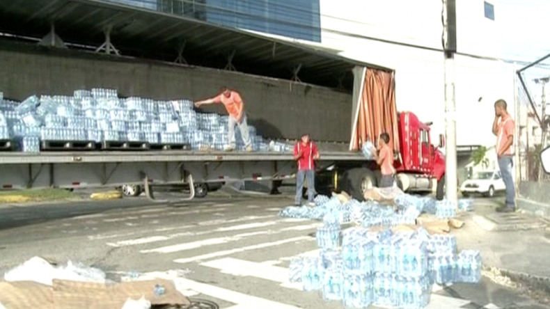 Decenas de botellas plásticas caen de camión en Tumba Muerto