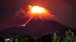 Lava incandescente desciende del volcán Mayón en Filipinas
