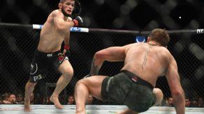 Nurmagomedov vence a McGregor por sumisión y conserva título ligero en final polémico