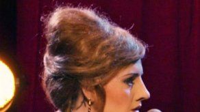 Adele se hace pasar por una imitadora suya utilizando una nariz postiza