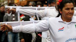 Exobreros de Itaipú peregrinan crucificados hasta sede del Gobierno paraguayo