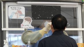 Corea del Sur es el más reciente en una larga lista de país en donde el número de infecciones y hospitalizaciones ha ido en aumento después de relajar las medidas de distanciamiento social debido a una alta tasa de vacunación.