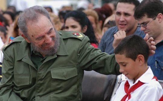 El líder cubano Fidel Castro junto a personalidades del mundo
