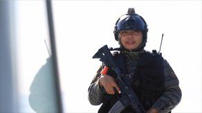 En este reporte se presenta la labor de madres policías que realizan sus funciones con responsabilidad y sirven de ejemplo para sus familias, especialmente para sus hijos. Una de las oficiales ha sido apoyo para su hijo; él pretende seguir los pasos de su madre y convertirse en oficial de la Policía. Por otro lado, otra de las agentes resaltó los sacrificios que implica su labor, pero lo asumen de la mejor manera.