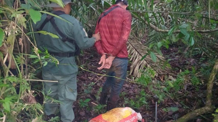 Una individuo mantenía una escopeta y carne de venado cola blanca.