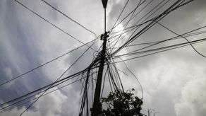 Las interrupciones en el suministro de combustible han obligado a las tiendas de alimentos, gasolineras y otros negocios a cerrar temporalmente a medida que crece la demanda por el diésel para hacer funcionar los generadores.