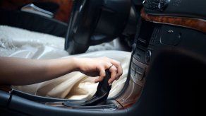 Ladrón de autos llama a policía al quedarse atorado en auto