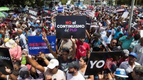 Cientos de dominicanos marchan contra reforma para otra reelección de Medina