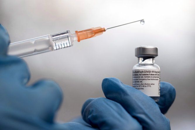 La vacuna contra COVID-19 de Pfizer requiere la aplicación de una segunda dosis.&nbsp;