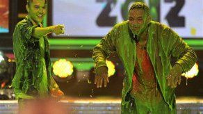 La lluvia verde cae sobre las estrellas en Premios Kids Choice