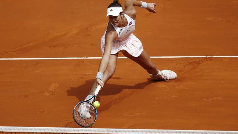 Garbiñe Muguruza remonta y avanza a octavos