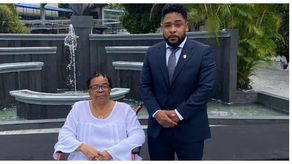 Robinho junto a su querida madre.