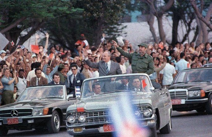El líder cubano Fidel Castro junto a personalidades del mundo