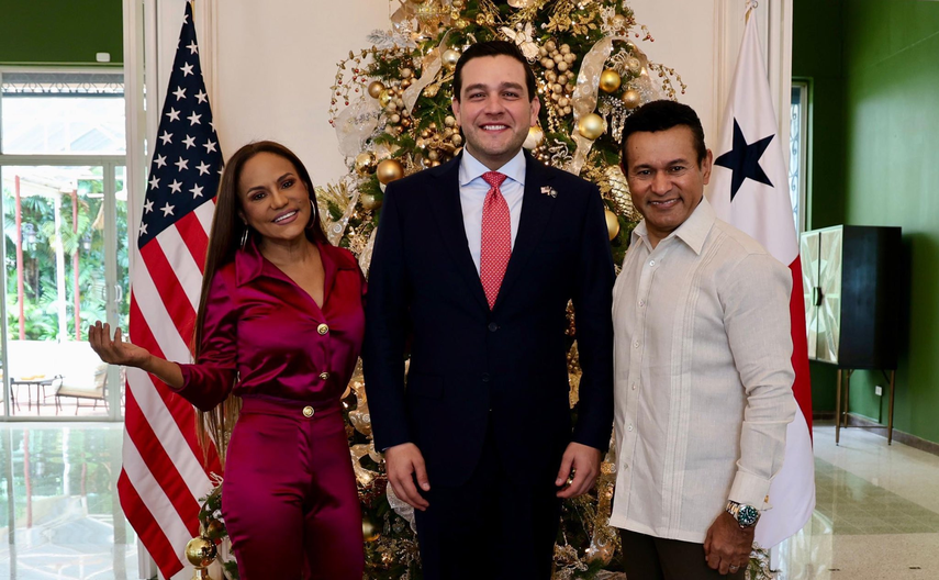 Embajador de EE. UU. reconoce a Samy y Sandra Sandoval.