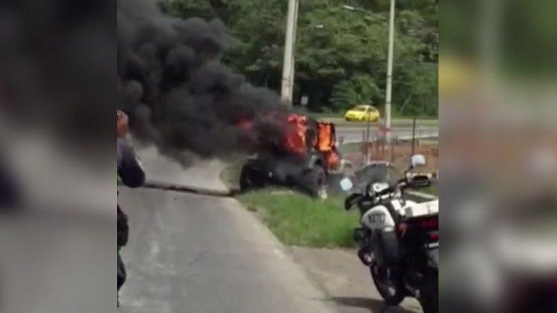 Vehículo se incendia en la vía Centenario