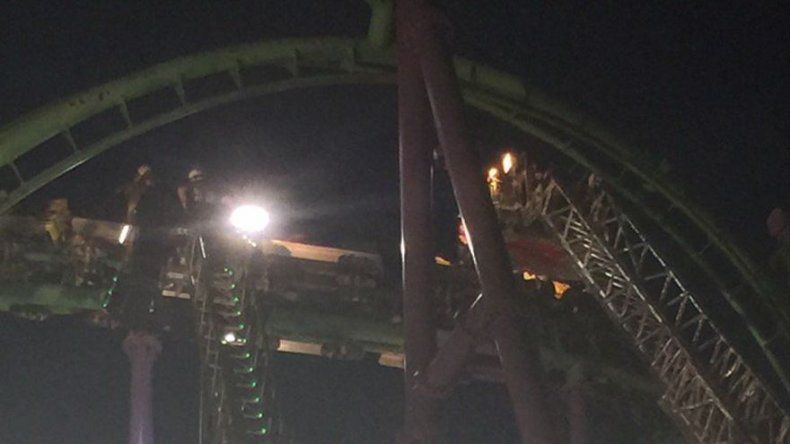 Bomberos: 24 personas quedan atascadas en montaña rusa en EEUU