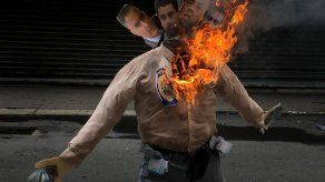 Quema de Judas: monigotes de Maduro y Capriles arden en Venezuela