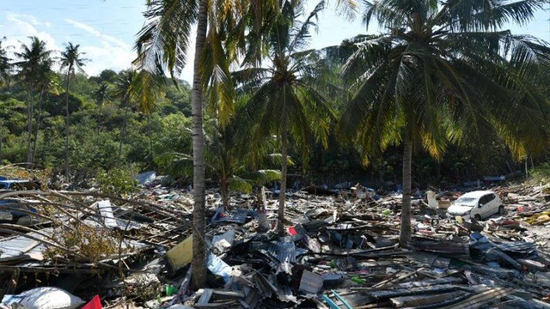 Hallan a 34 niños muertos en campamento en zona del terremoto en Indonesia